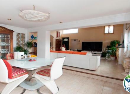 Casa con jardín y dos apartamentos.