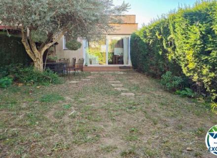 Charmante maison mitoyenne dans une résidence sécurisée avec jardin et piscine communautaire