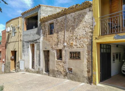 A 2 km de figueres casa de pueblo a restaurar de 259 m² construidos.