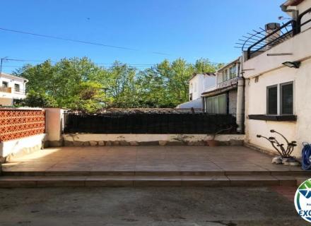 Tu próximo proyecto en empuriabrava: casa con jardín y gran potencial