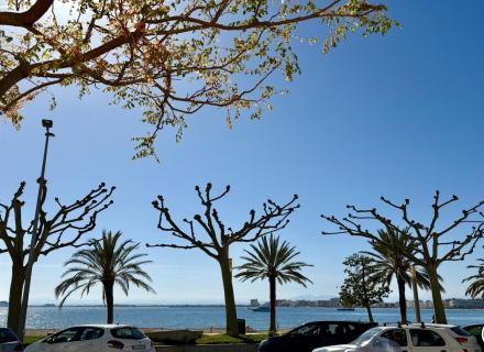 à vendre appartement rénové 2 chambres au centre de roses à 50m de la mer