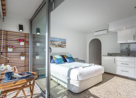 Amplio estudio con licencia turística a 50 m de la playa empuriabrava