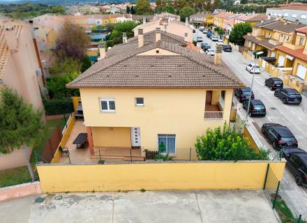 Vilafant : une maison mitoyenne d’angle avec jardin, terrasse et de l’espace pour profiter de la vie