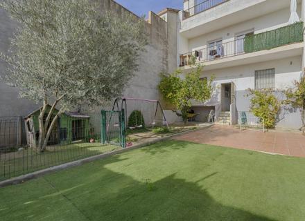 Gran casa de 4 habitaciones con enorme garaje y jardín privado en torroella de montgrí.