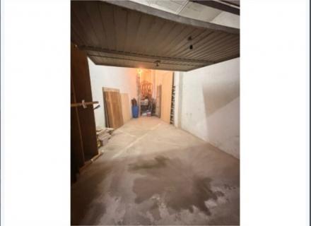 Garage fermé avec un espace de stockage de 23 m² au centre de torroella de montgrí.
