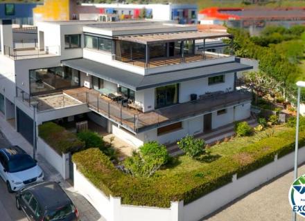 Casa unifamiliar exclusiva con ascensor, jardín y múltiples espacios independientes en llançà