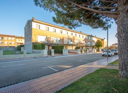 Casa adossada amb garatge i jardí