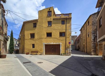 Casa rústica con voltas catalanas con mucho encanto en el centro del pueblo de peralada.