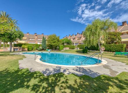Casa en venda amb piscina comunitària
