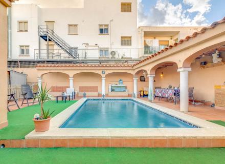 Casa amb piscina a només 5 minuts caminant del centre de la ciutat.