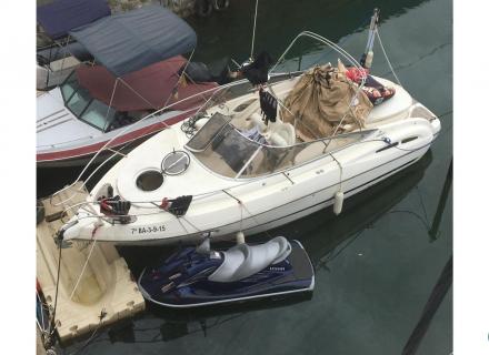 Appartement sur canal en vente dans petit édifice, deux chambres, amarre de 10 x 3,5 m