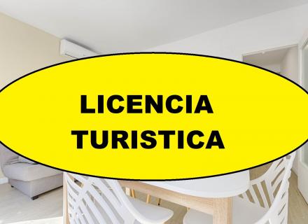 A tan sols 30m de la platja i amb llicència turística!