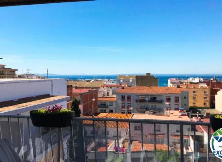 Penthouse entièrement rénové à vendre dans le centre-ville de roses, à proximité de la plage