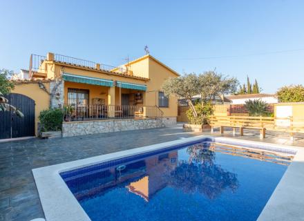 Casa de planta baixa amb piscina