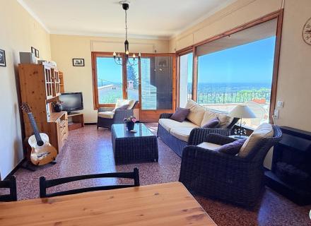 Petite maison avec vue sur mer et terrasse à mas fumats, roses