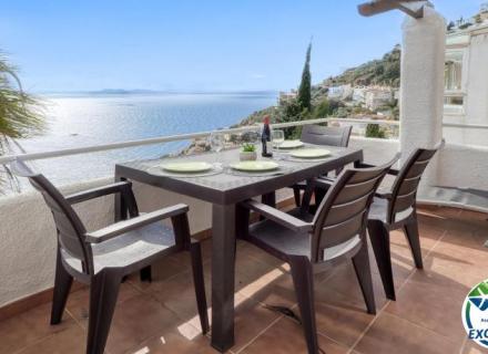 Maison mitoyenne avec licence touristique, vue mer, piscine communautaire et studio indépendant à canyelles petites