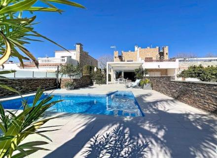 Maison rénovée plein sud avec piscine et amarre sur canal large à empuriabrava