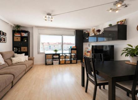 Dúplex àtic amb gran terrassa al centre de roses