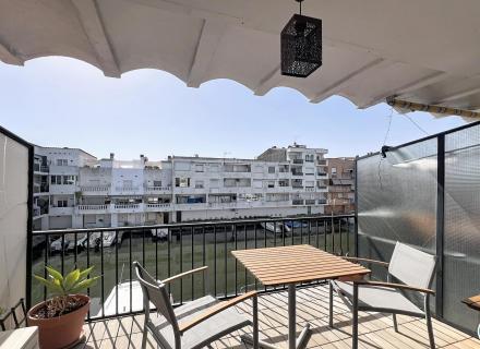 Appartement avec vue canal, terrasse et parking à empuriabrava