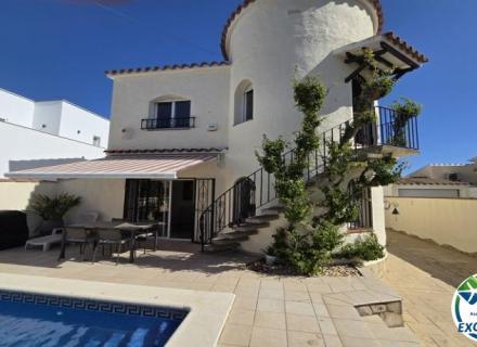Maison avec piscine et licence touristique - secteur peni