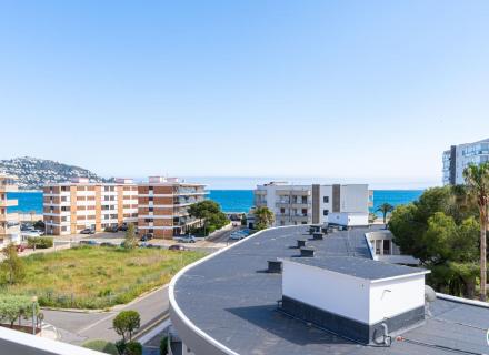Apartament en perfecte estat amb un dormitori i vistes al mar.