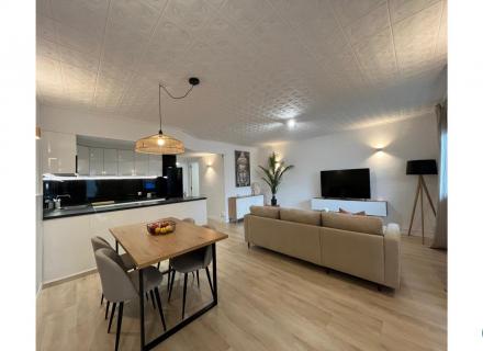 Empuriabrava appartement de deux chambres entièrement rénové en plein cœur de la ville.