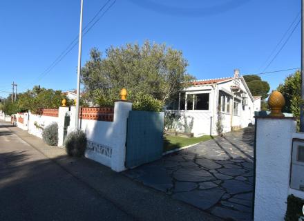Maison individuelle avec jardin, solarium et vue sur la montagne à mas busca, roses