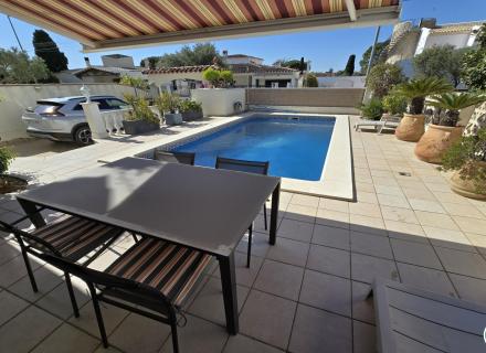 Maison avec piscine et licence touristique - secteur peni