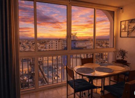 Appartement au 12ème étage avec vue sur le lac et la montagne, 2 chambres et parking en option à delta muga –