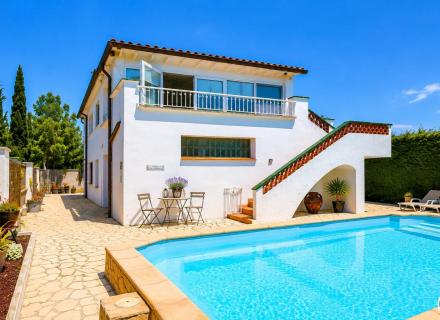 Casa molt cuidada i molt ben situada a la garriga a roses