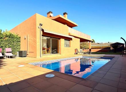 Excel·lent casa unifamiliar amb piscina de sal a 10 minutos de figueres