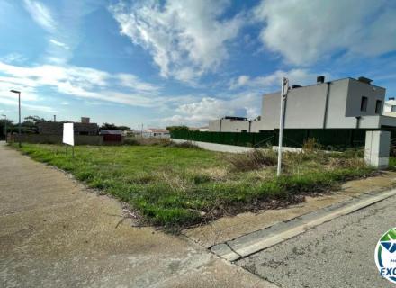 Terrain unifamilial constructible dans une urbanisation tranquille de roses. bonne opportunité !