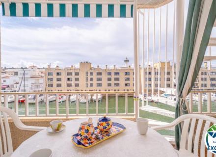 Port moxó charmant appartement de 2 chambres avec vue sur le canal, solarium et parking privé extérieur