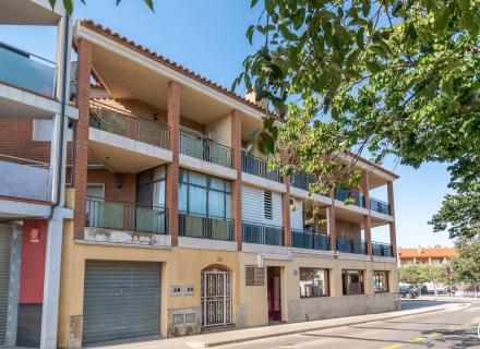 Maison avec grande terrasse et 3 chambres à roses