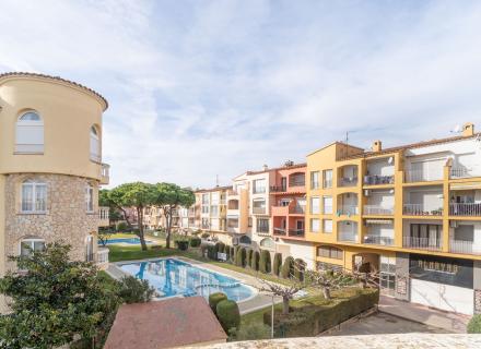 Moderno apartamento con piscina comunitaria y plaza de aparcamiento.