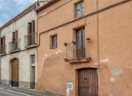A 8 km de figueres casa de poble de 220 m² construïts de dues plantes amb molta llum i claredat.