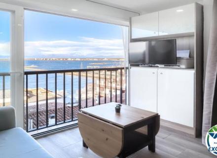 Estudi reformat amb vistes al mar i plaça d’aparcament a roses