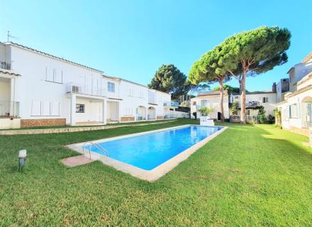 Casa amb piscina comunitaria al centre de l’escala