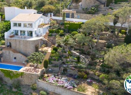 Villa mediterránea con alma, vistas impresionantes y oportunidad única de inversión en roses