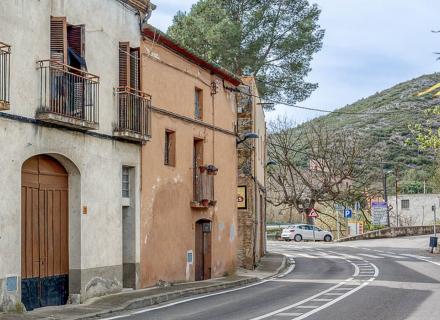 A 8 km de figueres, casa de pueblo de 220 m² construidos de dos plantas con mucha luz y claridad.