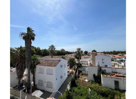 Un apartament de vacances de 85 m² decorat amb bon gust amb un gran balcó al cor d'empuriabrava.