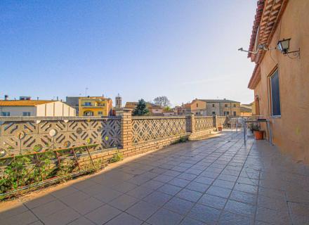 Maison d’angle avec grande terrasse et garage à cabanes