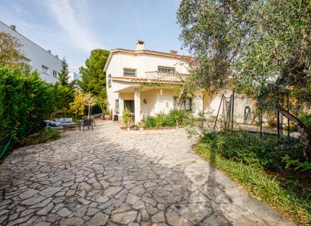 Encantadora casa de dues plantes a llançà – zona sant carles