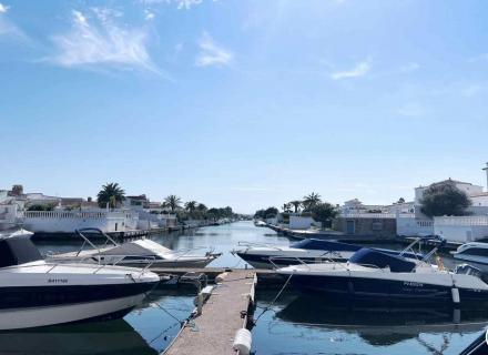 Casa en venta con amarre en empuriabrava, costa brava