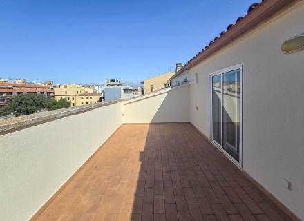 àtic dúplex amb aparcament i traster a figueres.