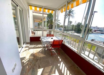 Apartamento totalmente reformado con terraza y vistas al canal en empuriabrava