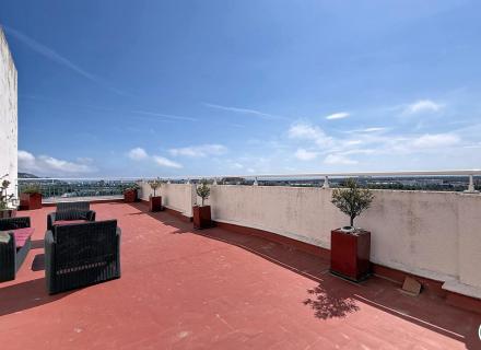Gran estudi renovat amb terrassa de 72 m², veranda recent i vista panoràmica sobre la badia de roses en residència amb piscina i aparcament