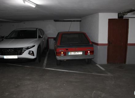 Place de parking à roses