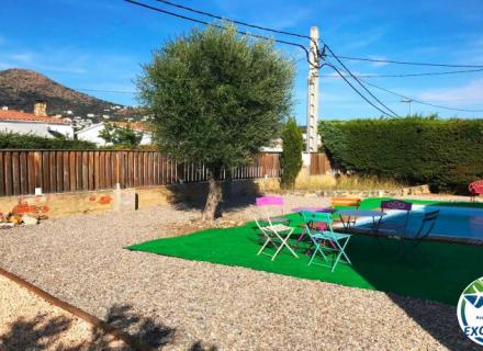 Casa con amplio jardín en venta en mas boscà roses