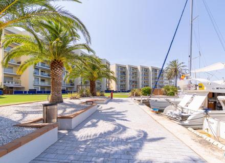 Precioso piso de alto standing ubicado en santa margarita, roses